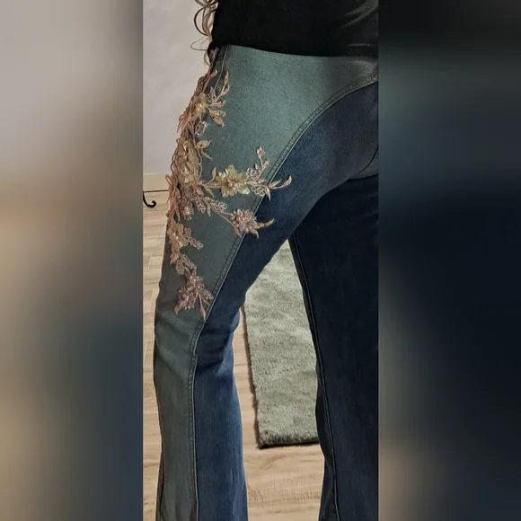 AKIRA GORGOUS FLORAL PATCHWORK - Picture 2 of 8